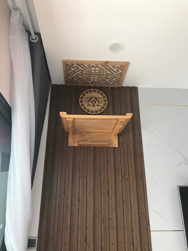 Mẫu bàn thờ treo tường gỗ sồi màu gỗ tự nhiên, thiết kế nhỏ gọn