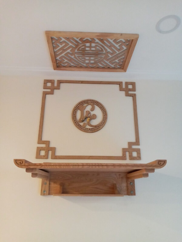 Mẫu bàn thờ treo chung cư có chữ “Lộc” ở giữa, tạo nét độc đáo cho sản phẩm
