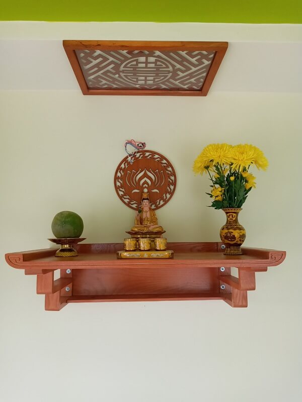 Mẫu bàn thờ treo tường gỗ sồi màu nâu đỏ đẹp mắt, ấn tượng