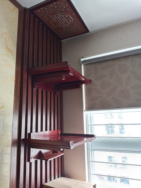 Mẫu bàn thờ treo tường gỗ gõ đỏ được thiết kế 2 tầng