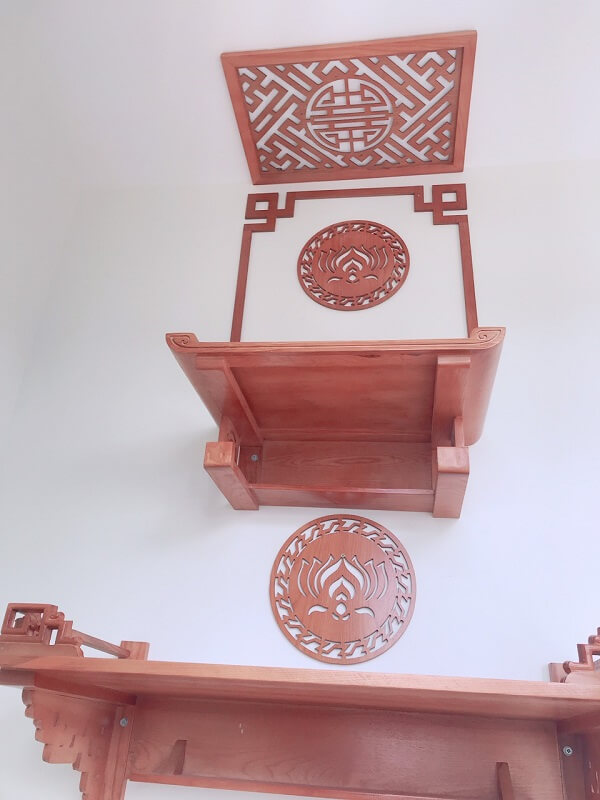 Mẫu bàn thờ treo tường nhà chung cư gỗ sồi màu nâu cánh gián