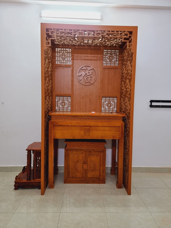 Mẫu 1. Bàn thờ có vách ngăn với phòng khách được thiết kế bởi Bàn thờ Nam Hải
