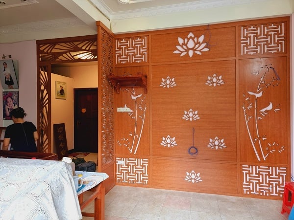 Mẫu 2. Bàn thờ có vách ngăn với phòng khách được thiết kế bởi Bàn thờ Nam Hải