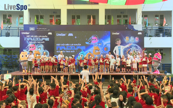 Na Co Pe đến thăm các bạn nhỏ trường tiểu học Lý Thái Tổ