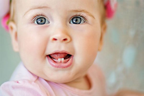 Chăm sóc răng miệng cho bé trong năm đầu đời