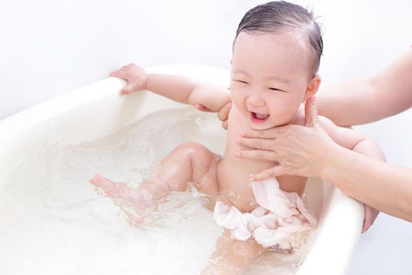 Bé sơ sinh có cần tắm bằng các sản phẩm tắm gội?