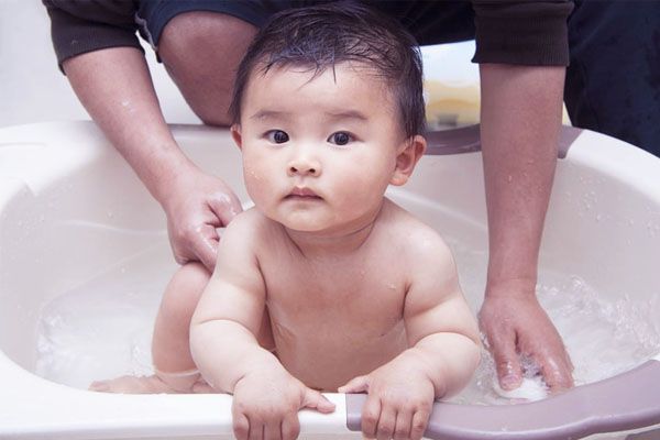 Có phải hè nóng càng tắm nhiều cho bé càng mát?