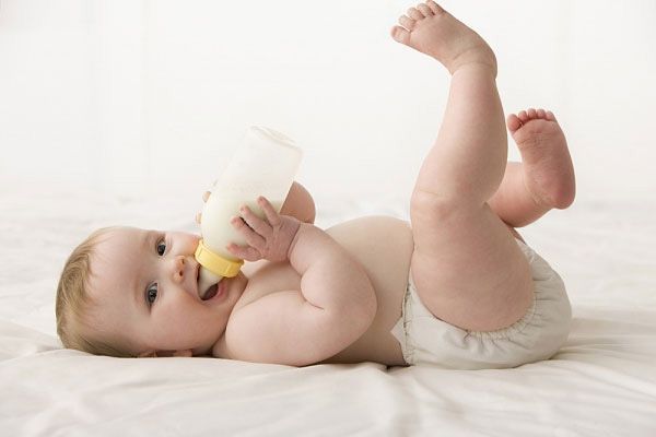 Mách mẹ cách sử dụng bình sữa bằng nhựa an toàn cho bé