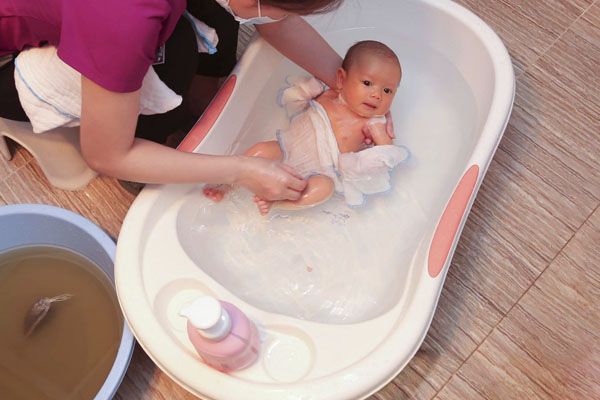 Tắm cho trẻ sơ sinh thời điểm nào trong ngày là tốt nhất?
