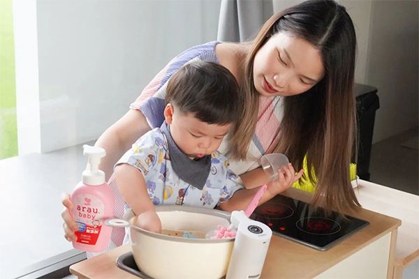 Vì sao mẹ nên chọn nước rửa bình chuyên dụng để rửa bình sữa cho bé?