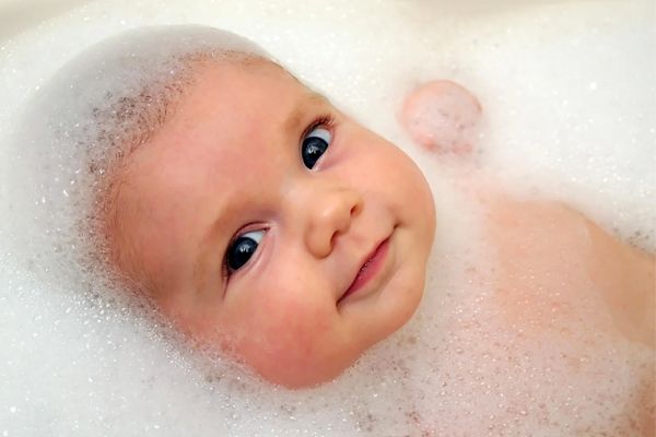 Mùa nóng có cần dùng sản phẩm tắm gội dưỡng ẩm cho bé không?
