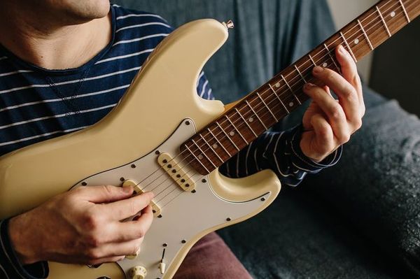 KHÓA HỌC GUITAR ĐIỆN