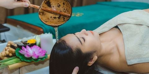 다낭 스파에서의 편안한 머리 감기 경험 (Relaxing hair wash experience at a spa in Da Nang)