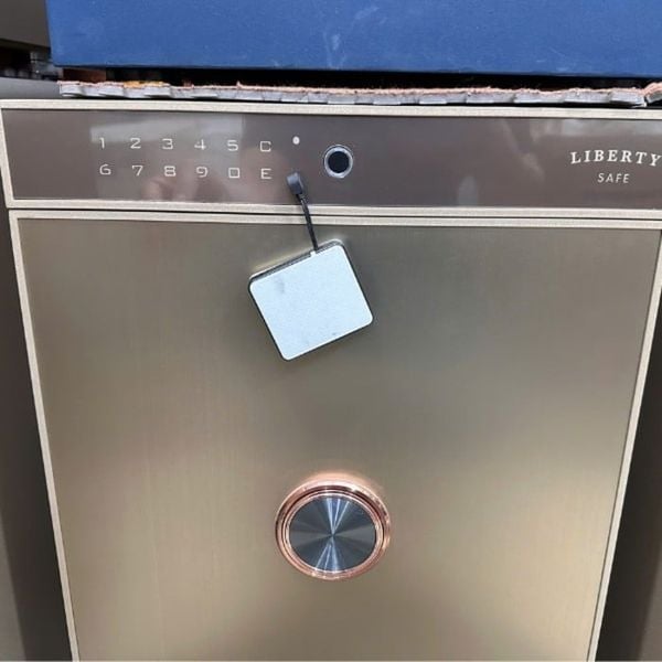 Thay pin đối với két sắt điện tử lắp pin trong