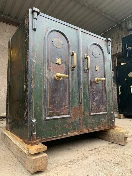 Loại bỏ đi lớp gỉ sét ở bên ngoài bề mặt bước quan trọng để làm mới két sắt cũ