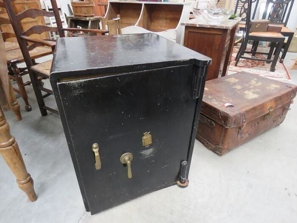 Thực hiện sơn lại lớp bề mặt bên ngoài