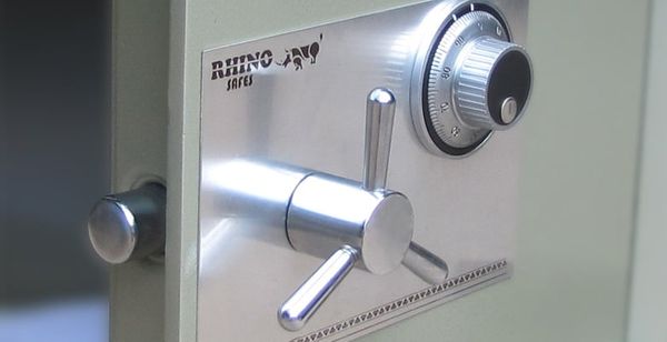 Nên chọn két sắt loại khóa cơ hay khóa điện tử hiện nay?