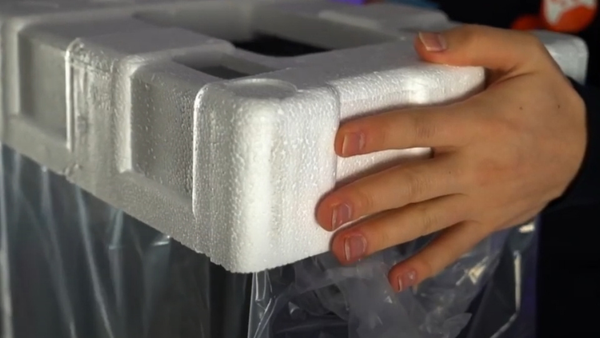 Tháo xốp bảo vệ