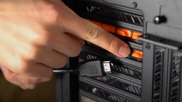 Cắm cáp màn hình đúng cổng