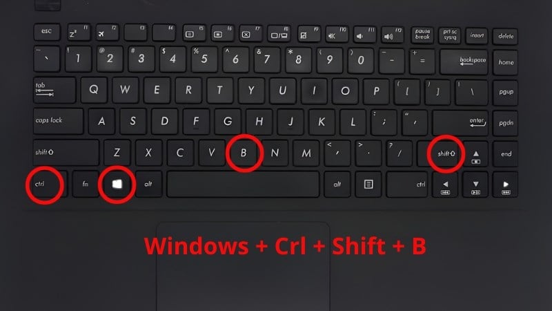 Dùng tổ hợp phím Windows + Ctrl + Shift + B để restart máy tính