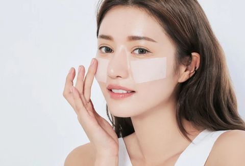 Da hỗn hợp nên dùng tẩy trang nước hay dầu? Chuyên gia phân tích