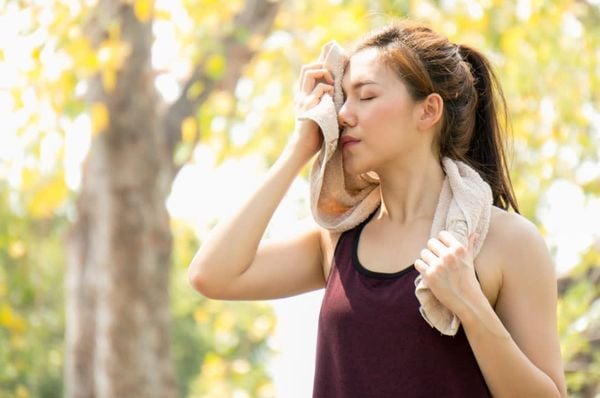 Mùa hè có bị rụng tóc không? Cách chăm sóc tóc dày mượt bóng khỏe trong mùa hè