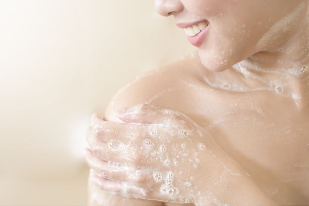 Da nhạy cảm nên dùng sữa tắm gì? Hướng dẫn chăm sóc da an toàn