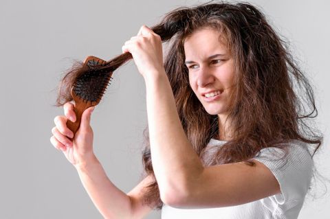 Tóc uốn bị xù phải làm sao? Những mẹo giúp tóc vào nếp nhanh chóng