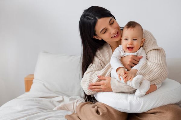 Tóc mẹ sau sinh bị rụng nhiều: Nguyên nhân và cách khắc phục hiệu quả