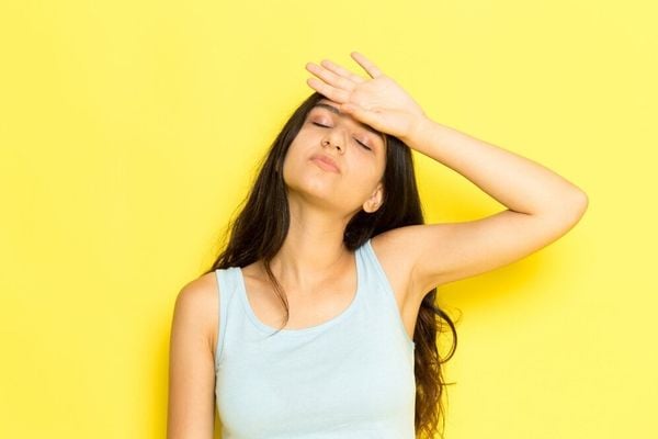 Giải pháp làm mát da đầu trong mùa hè cho người da đầu nhờn, nóng