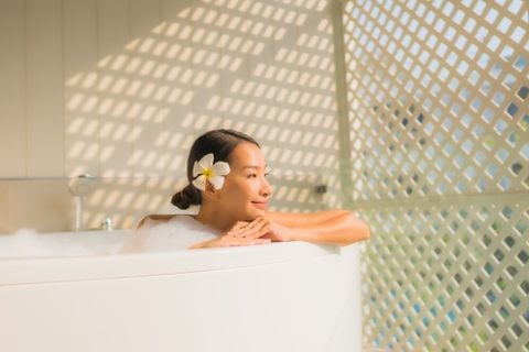 Tắm nhiều lần trong ngày mùa hè có tốt không? Chuyên gia giải đáp