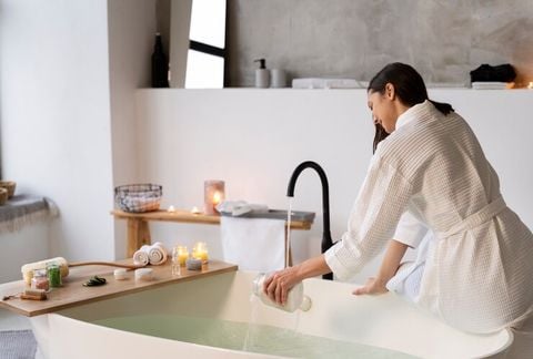Da cơ thể nhờn rít mùa hè: Nên chọn loại sữa tắm nào để da sạch mà không khô?