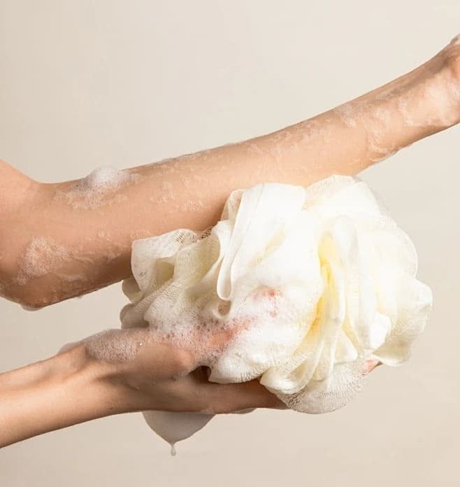 Dùng bông tắm để tạo bọt cho sữa tắm