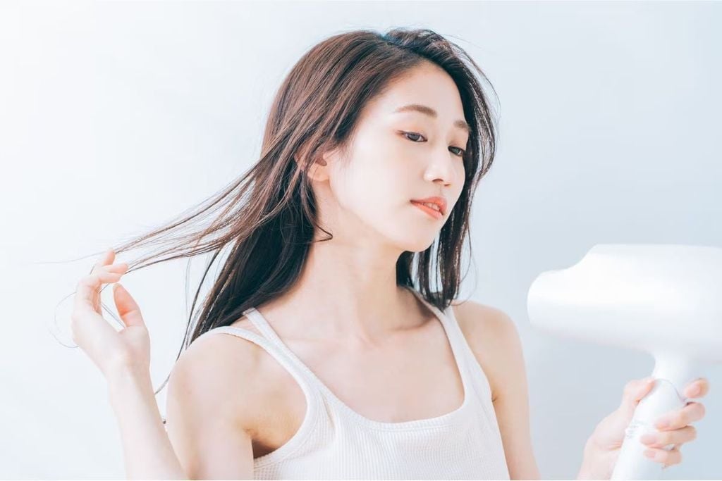 Vì sao tóc khô xơ chẻ ngọn?