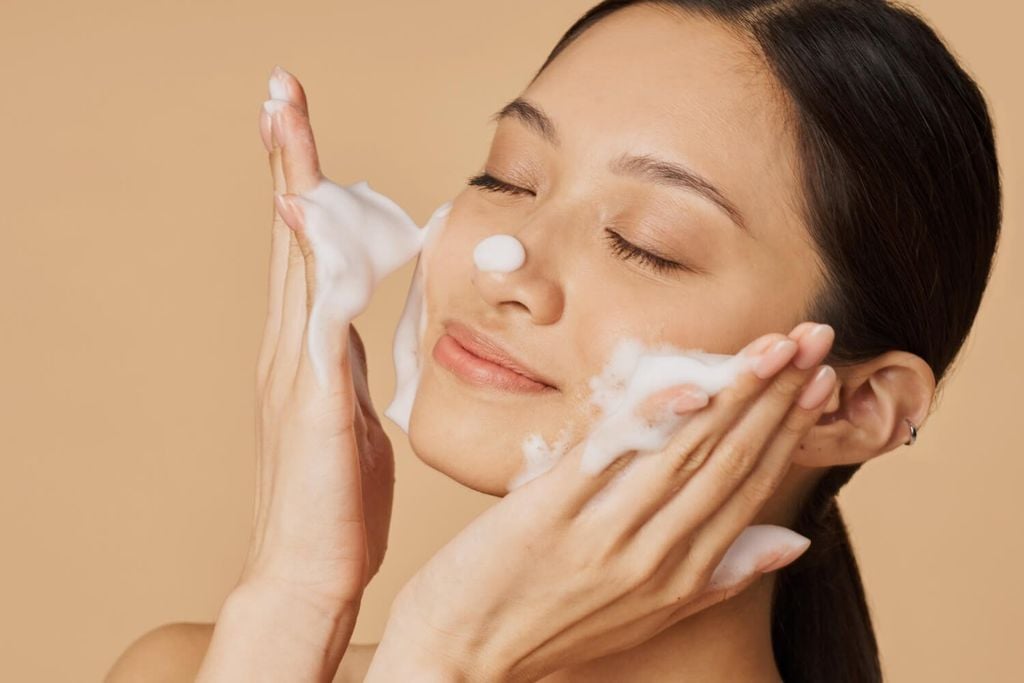 Da cần được làm sạch bụi bẩn, dầu thừa, kem chống nắng, makeup…