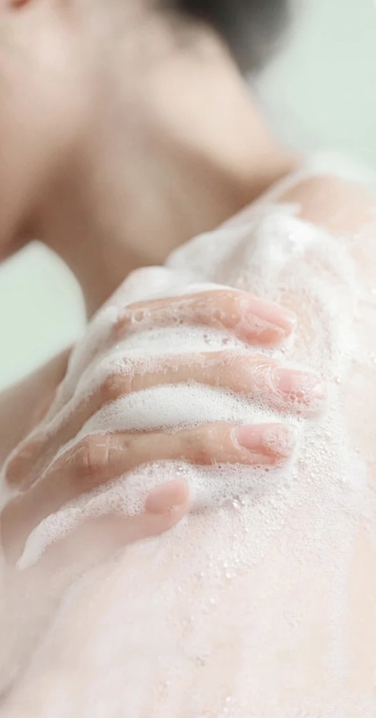 cách sữa tắm hoạt động trên da