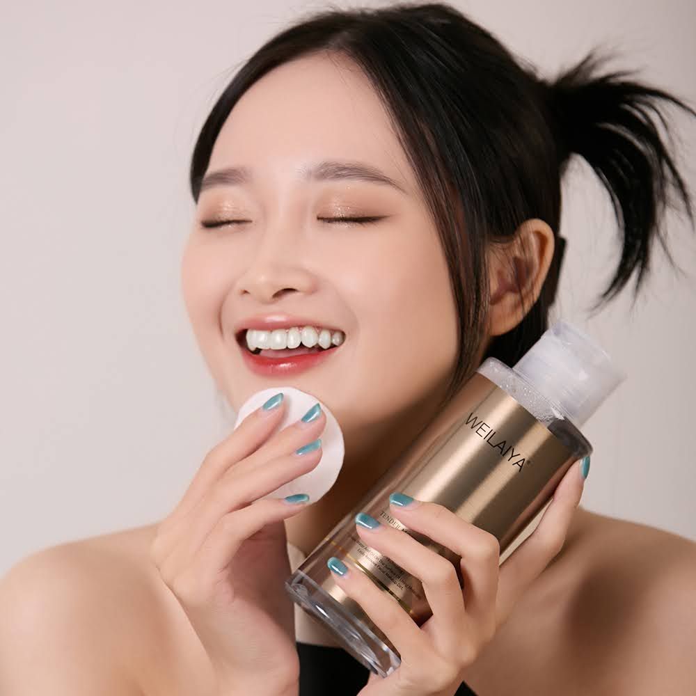Làm sạch da với nước tẩy trang Weilaiya