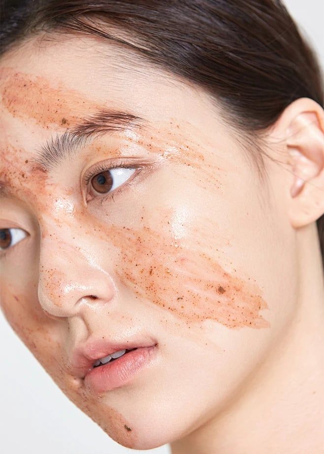Tẩy da chết có tác dụng gì trong quá trình dưỡng trắng da mặt