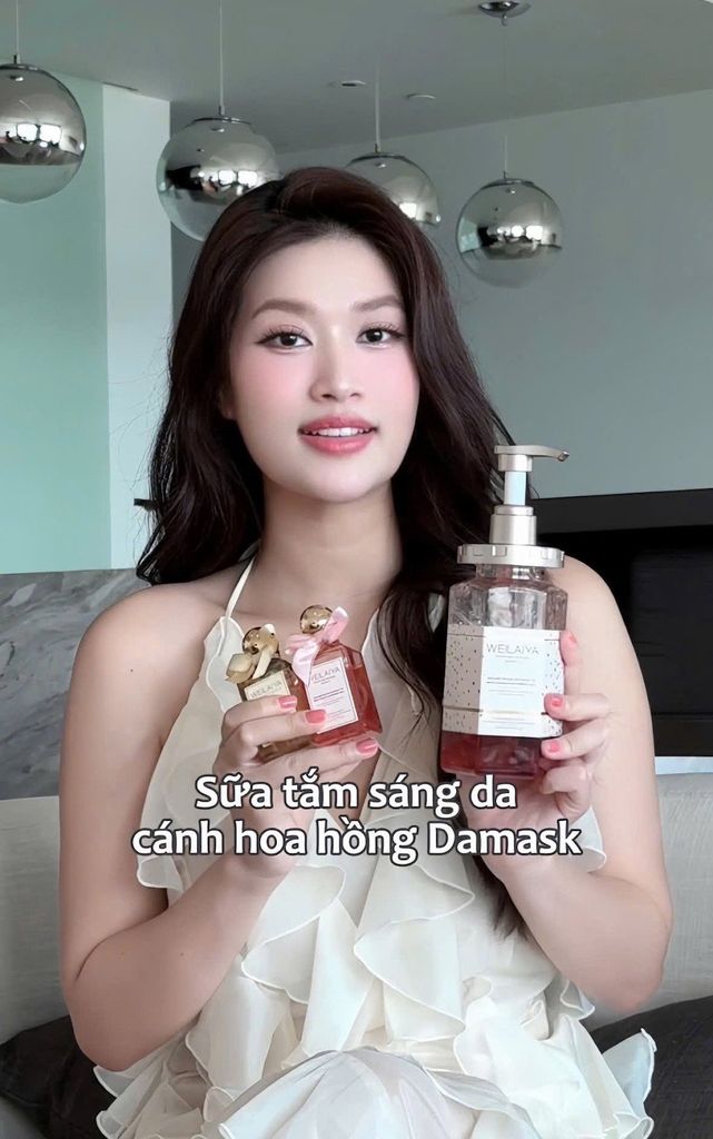 Hoa hậu Đoàn Thiên Ân tin dùng sữa tắm sáng da cánh hoa hồng Damask