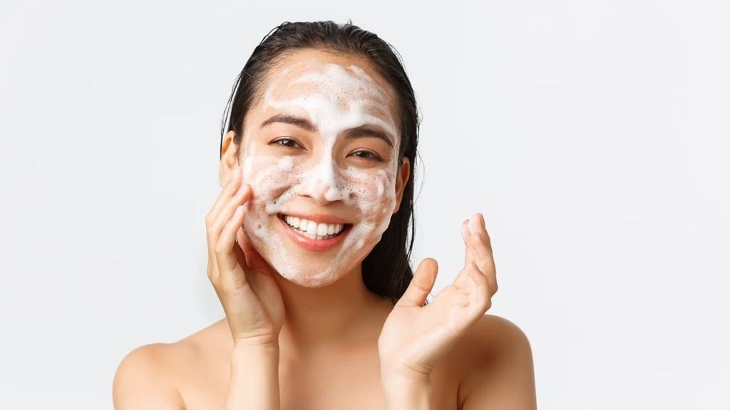 Rửa mặt đúng cách cho da dầu