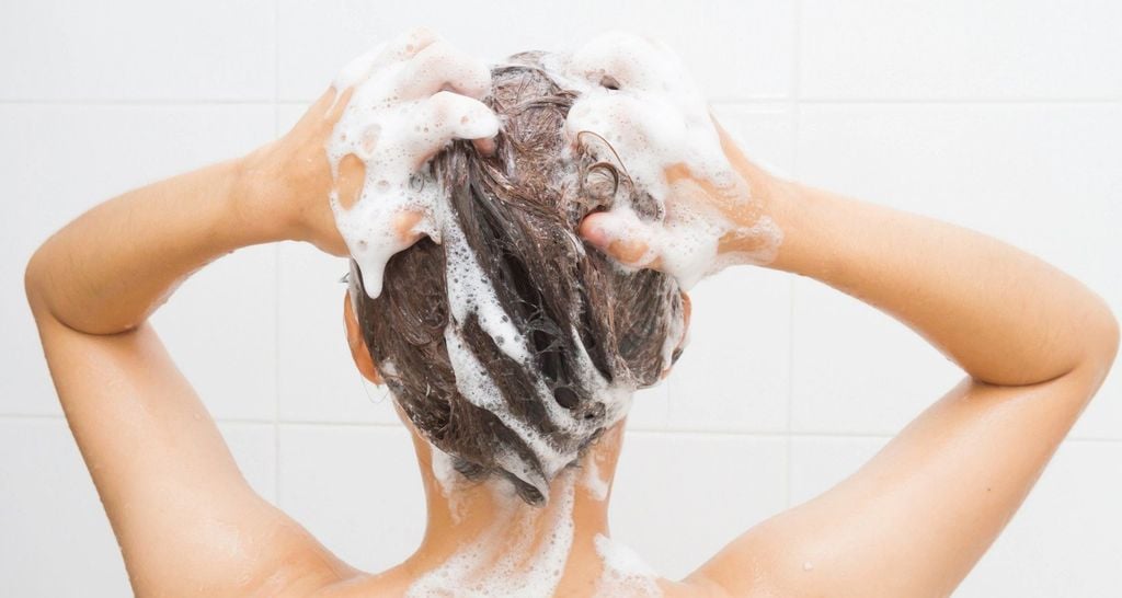 Gội đầu đúng cách giúp tóc suôn mượt giảm gãy rụng
