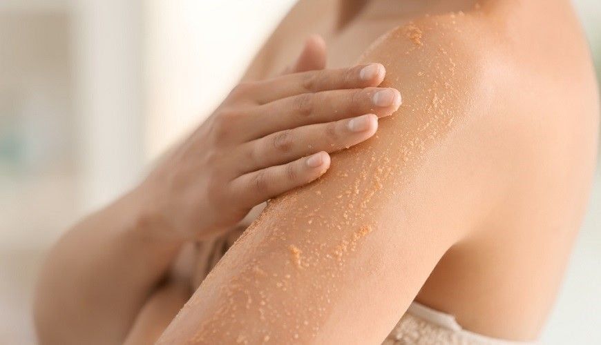 Tẩy da chết là bước quan trọng dưỡng da trắng sáng