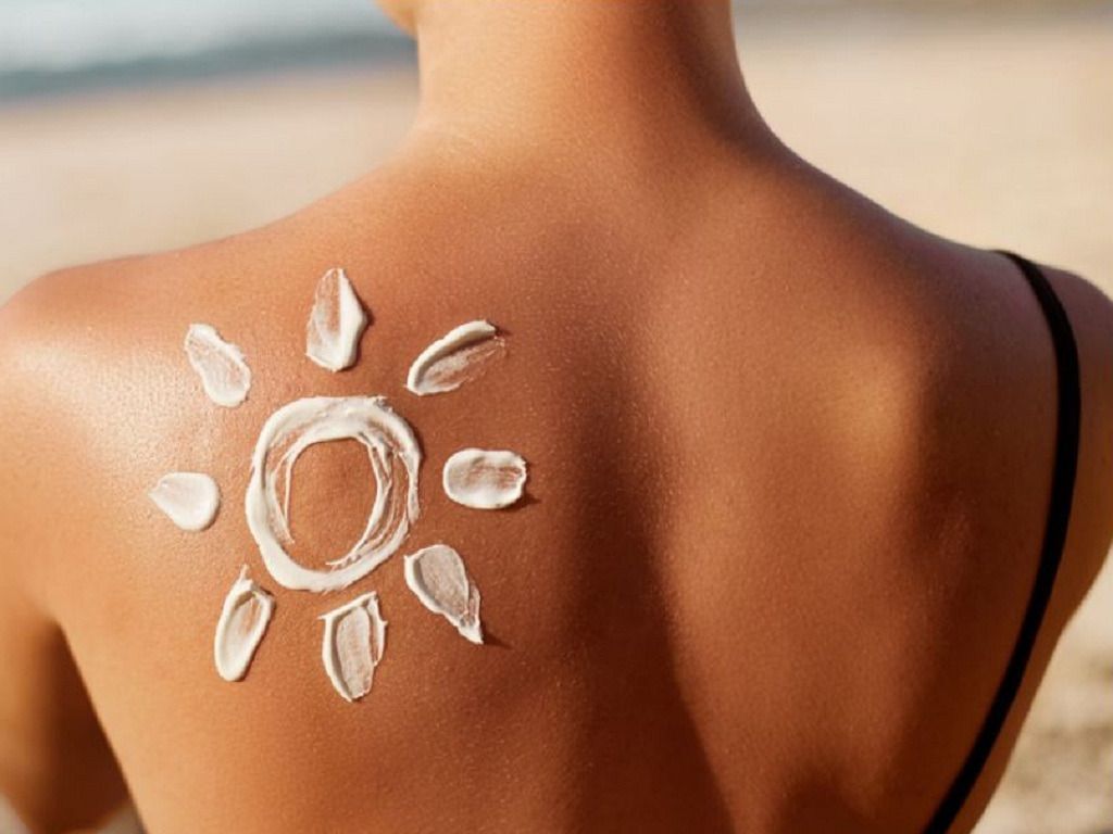 Thoa kem chống nắng để bảo vệ da