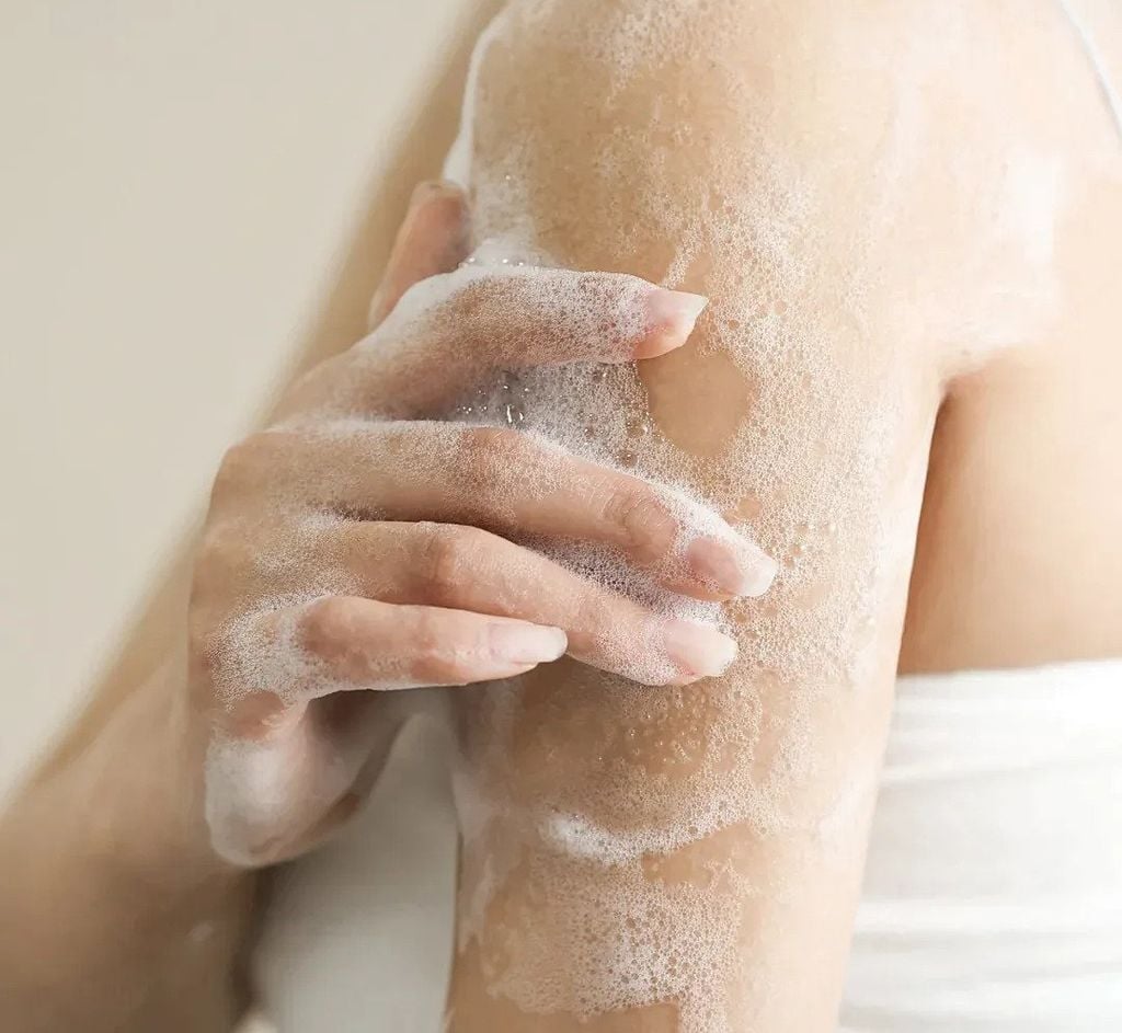 Tạo bọt sữa tắm và làm sạch da