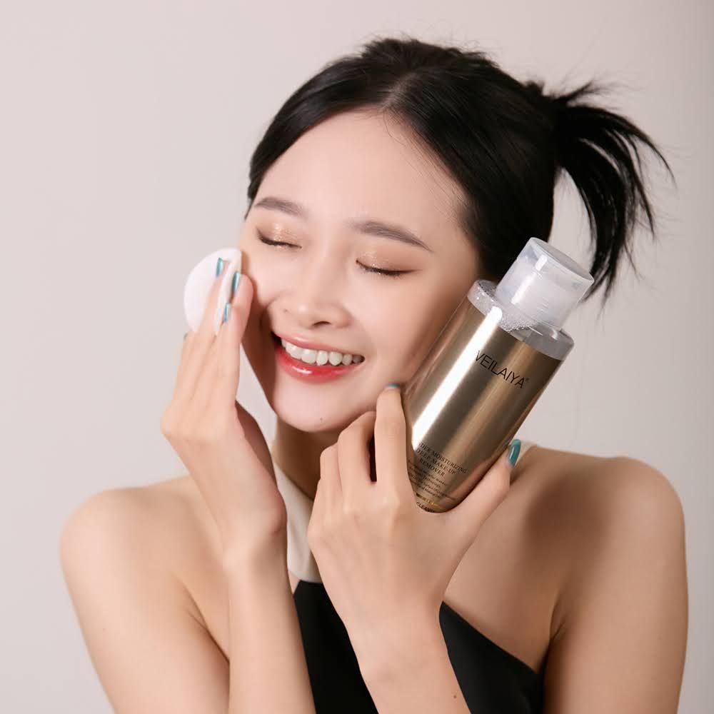 Tẩy trang làm sạch da là bước bắt đầu cho chu trình skincare buổi tối