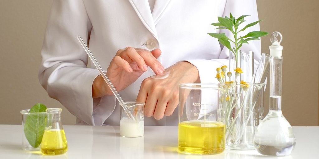 Da nhạy cảm nên ưu tiên các loại mỹ phẩm thành phần an toàn lành tính