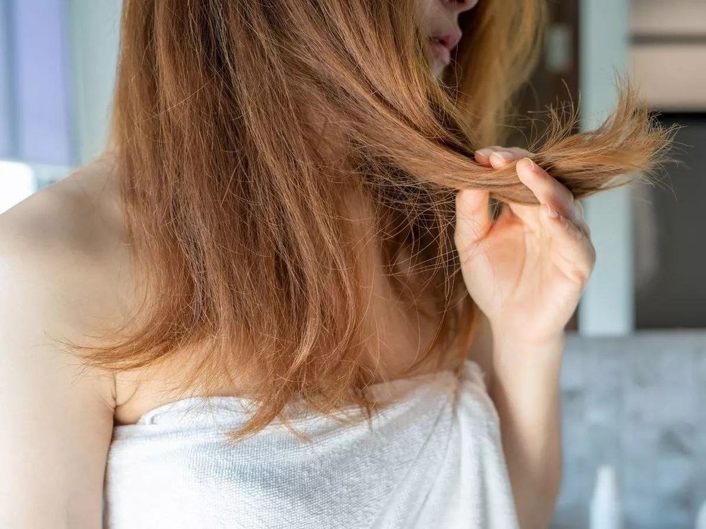 Tóc khô xơ chẻ ngọn kém sức sống