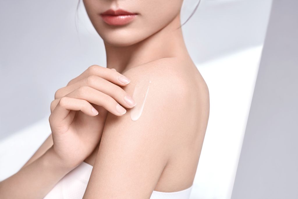 Thoa kem dưỡng ẩm sau khi tắm