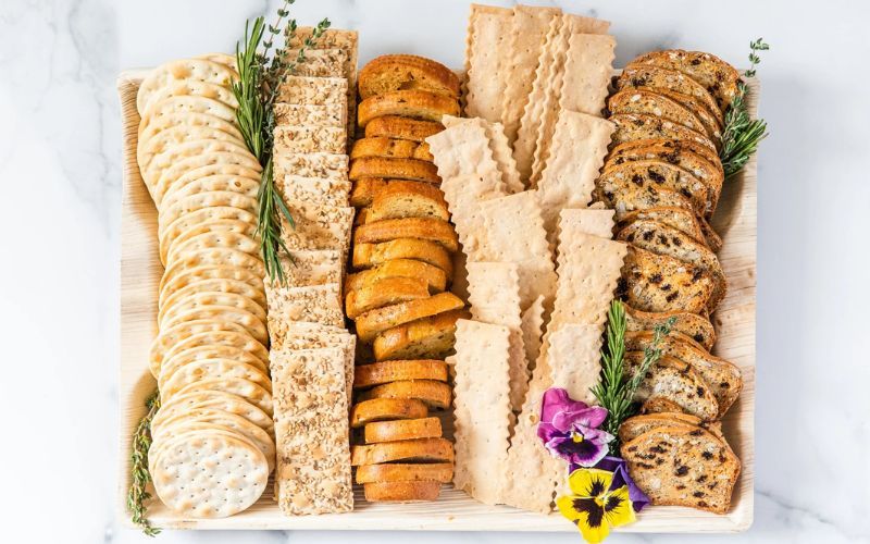 5 loại bánh ăn kèm không thể thiếu trong charcuterie