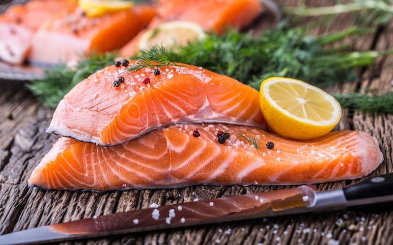 10 Món ăn từ cá hồi kết hợp với rượu Sake
